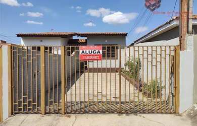 Imagem: A casa possui 3 Dormitórios, 2 Banheiros, 2 Vagas na garagem