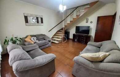 Imagem: A casa possui 3 Dormitórios, 2 Banheiros, 3 Vagas na garagem