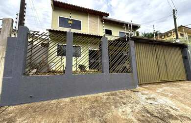 Imagem: A casa possui 3 Dormitórios, 3 Banheiros, 2 Vagas na garagem