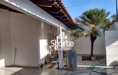 Imagem: A casa possui 3 Dormitórios, 3 Banheiros, 2 Vagas na garagem