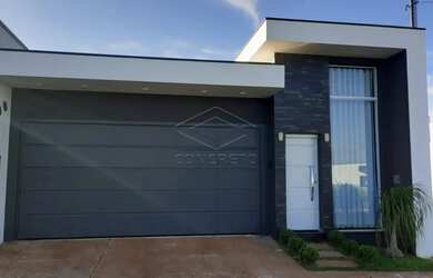 Imagem: A casa possui 2 Dormitórios, 2 Banheiros, 2 Vagas na garagem