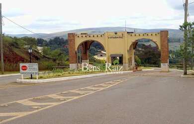 Imagem: O terreno possui 1.680m² de Área e está localizado em Villa