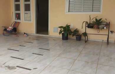 Imagem: A casa possui 2 Dormitórios e 1 Banheiro e está localizado