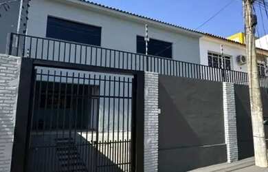 Imagem: A casa possui 4 Dormitórios, 3 Banheiros, 2 Vagas na garagem