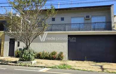 Imagem: A casa possui 4 Dormitórios, 3 Banheiros, 2 Vagas na garagem