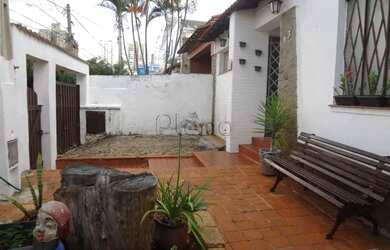 Imagem: A casa possui 3 Dormitórios, 1 Banheiro, 2 Vagas na garagem