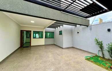 Imagem: A casa possui 3 Dormitórios, 3 Banheiros, 2 Vagas na garagem