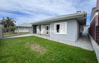 Imagem: A casa possui 3 Dormitórios, 2 Banheiros, 1 Vaga na garagem