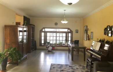 Imagem: A casa possui 3 Dormitórios, 4 Banheiros, 2 Vagas na garagem