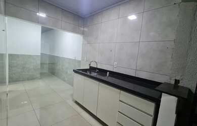 Imagem: A casa possui 3 Dormitórios, 1 Banheiro, 2 Vagas na garagem