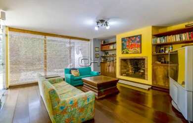 Imagem: A casa possui 5 Dormitórios, 5 Banheiros, 4 Vagas na garagem