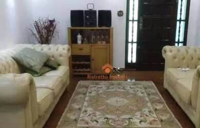 Imagem: A casa possui 4 Dormitórios, 5 Banheiros, 4 Vagas na garagem