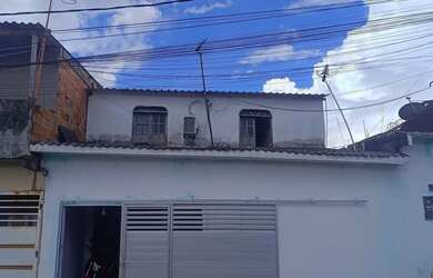 Imagem: A casa possui 3 Dormitórios, 2 Banheiros e está localizado