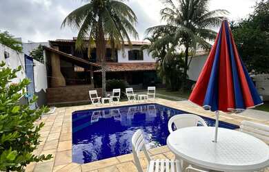 Imagem: A casa possui 4 Dormitórios, Acomodam 15 pessoas, 4 Vagas na