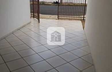 Imagem: A casa possui 3 Dormitórios, 2 Banheiros, 2 Vagas na garagem