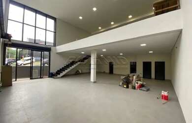 Imagem: O depósito possui 2 Vagas na garagem, 300m² de Área e está