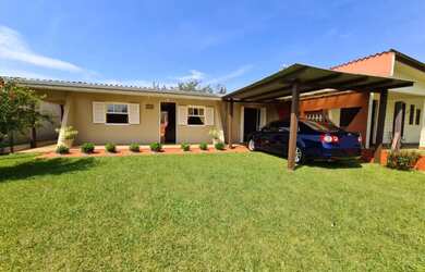 Imagem: A casa possui 2 Dormitórios, 1 Banheiro, 4 Vagas na garagem