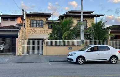 Imagem: A casa possui 5 Dormitórios, 3 Banheiros, 2 Vagas na garagem