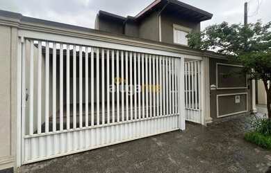 Imagem: A casa possui 3 Dormitórios, 5 Banheiros, 4 Vagas na garagem