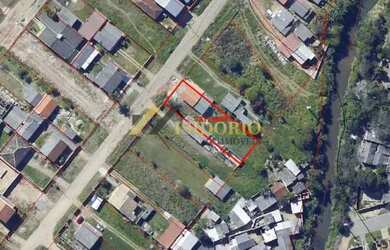 Imagem: O terreno possui 750m² de Área e está localizado em Atuba