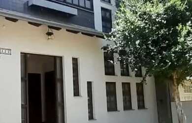 Imagem: A casa possui 4 Dormitórios, 2 Banheiros, 3 Vagas na garagem