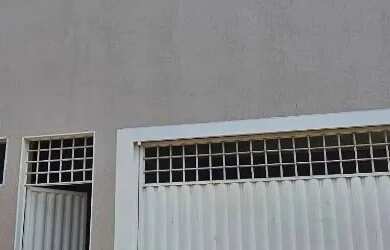 Imagem: A casa possui 3 Dormitórios, 1 Banheiro, 2 Vagas na garagem