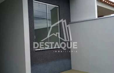 Imagem: A casa possui 2 Dormitórios, 2 Banheiros, 2 Vagas na garagem