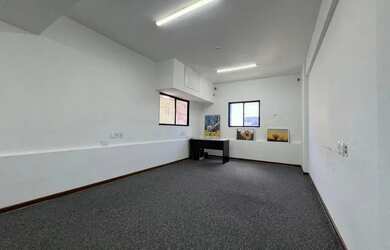 Imagem: Duas amplas, andar alto, 950 cada uma