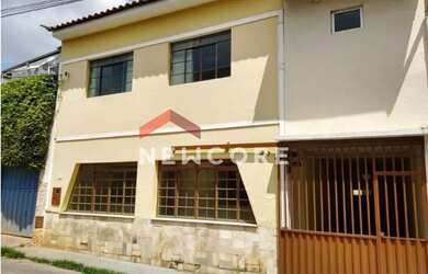 Imagem: A casa possui 4 Dormitórios, 2 Banheiros, 2 Vagas na garagem