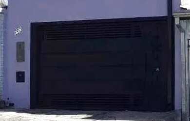 Imagem: A casa possui 2 Dormitórios, 1 Banheiro, 2 Vagas na garagem