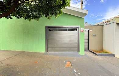 Imagem: A casa possui 2 Dormitórios, 1 Banheiro, 1 Vaga na garagem