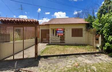 Imagem: A casa possui 3 Dormitórios, 2 Banheiros, 2 Vagas na garagem