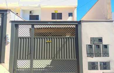 Imagem: A casa possui 3 Dormitórios, 2 Banheiros, 1 Vaga na garagem