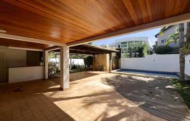 Imagem: A casa em condomínio possui 4 Dormitórios, 5 Banheiros, 4