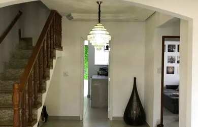 Imagem: A casa possui 4 Dormitórios, 3 Banheiros, 2 Vagas na garagem