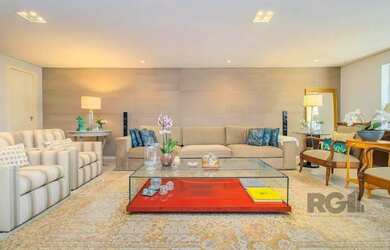 Imagem: A casa possui 4 Dormitórios, 5 Banheiros, 3 Vagas na garagem