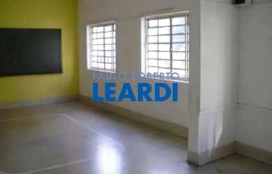 Imagem: O depósito possui 5 Vagas na garagem, 490m² de Área e está