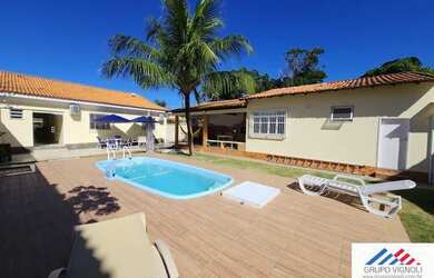 Imagem: A casa possui 3 Dormitórios, 2 Banheiros, 1 Vaga na garagem