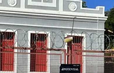 Imagem: A casa possui 3 Dormitórios, 2 Banheiros, 155m² de Área e