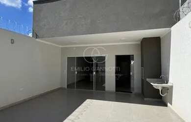 Imagem: A casa possui 3 Dormitórios, 2 Banheiros, 4 Vagas na garagem