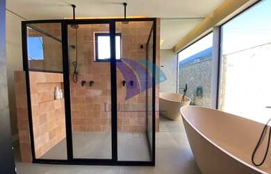 Imagem: A casa possui 3 Dormitórios, 4 Banheiros, 4 Vagas na garagem