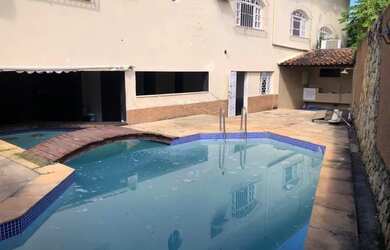 Imagem: A casa possui 4 Dormitórios, 5 Banheiros, 5 Vagas na garagem