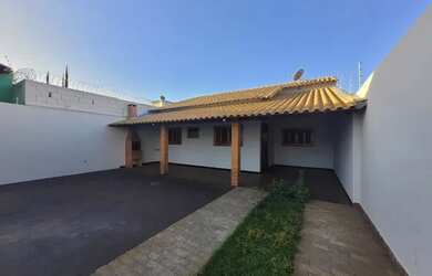 Imagem: A casa possui 3 Dormitórios, 1 Banheiro, 4 Vagas na garagem