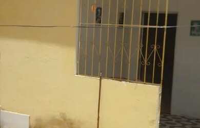 Imagem: A casa possui 2 Dormitórios, 1 Banheiro, 3 Vagas na garagem