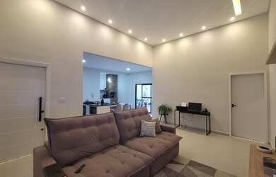 Imagem: A casa possui 3 Dormitórios, 3 Banheiros, 2 Vagas na garagem