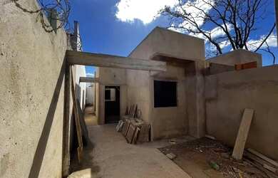 Imagem: A casa possui 2 Dormitórios, 1 Banheiro, 1 Vaga na garagem