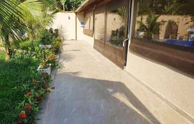 Imagem: A casa possui 3 Dormitórios, 2 Banheiros, 2 Vagas na garagem