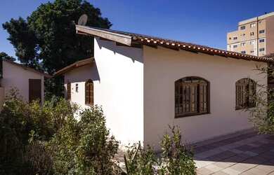 Imagem: A casa possui 2 Dormitórios, 1 Banheiro, 1 Vaga na garagem