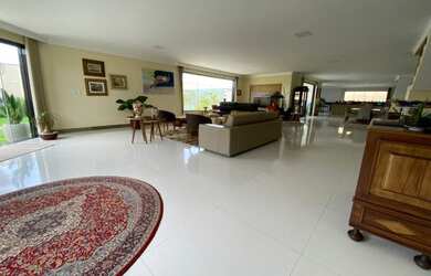 Imagem: A casa possui 4 Dormitórios, 5 Banheiros, 4 Vagas na garagem