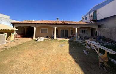 Imagem: A casa em condomínio possui 3 Dormitórios, 2 Banheiros, 4